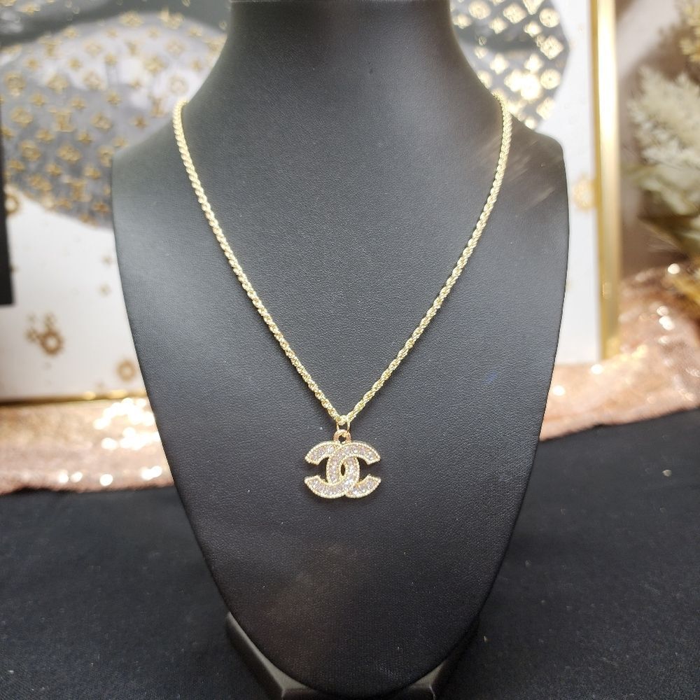 Repurposed Charm On 21" Unbranded Chain - Picture 4 of 6